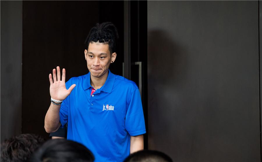 Jeremy Lin greets young players in Beijing, June 28, 2018. (Photo provided to chinadaily.com.cn)