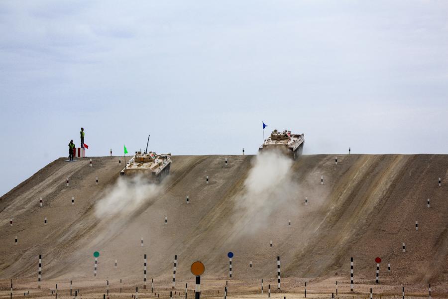 Infantry fighting vehicles of the People\'s Liberation Army participate in the Suvorov Attack race during the International Army Games 2018 in Korla, Xinjiang Uygur autonomous region on Monday. (Photo/China Daily)