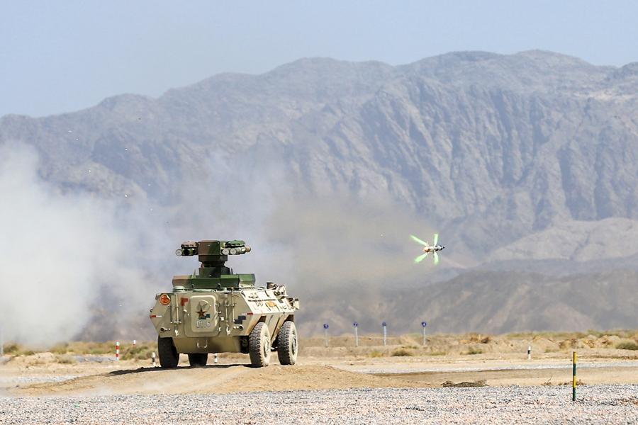 An infantry fighting vehicle (right) of the People\'s Liberation Army participates in the Suvorov Attack race during the International Army Games 2018 in Korla, Xinjiang Uygur autonomous region on Monday. (Photo/China Daily)