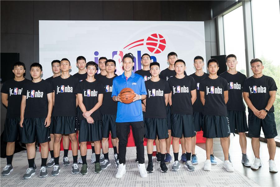 Jeremy Lin poses for a photo with young players in Beijing, June 28, 2018. (Photo provided to chinadaily.com.cn)
Atlanta Hawks star of the National Basketball Association Jeremy Lin shared his knowledge and experience with young Chinese players who qualified for the inaugural Jr. NBA World Championship next month.
As a mentor of the Jr. NBA\'s Chinese team, Lin attended the opening ceremony of the training camp in Beijing and spoke with the players.
On being asked how to qualify and how to face adversity, he said \