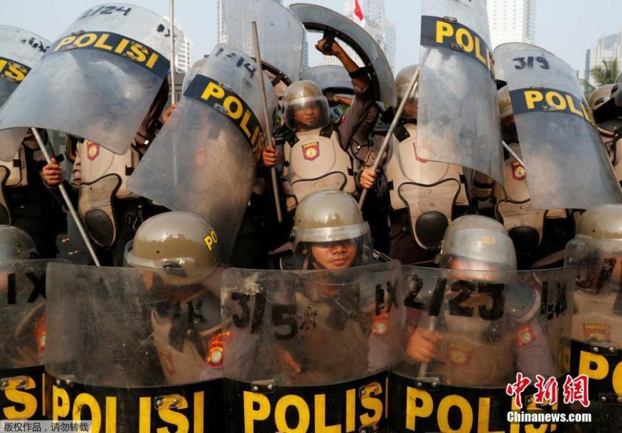 Policemen use shields during an anti-terror drill ahead of the upcoming Asian Games in Jakarta, Indonesia July 31, 2018. (Photo/Agencies)