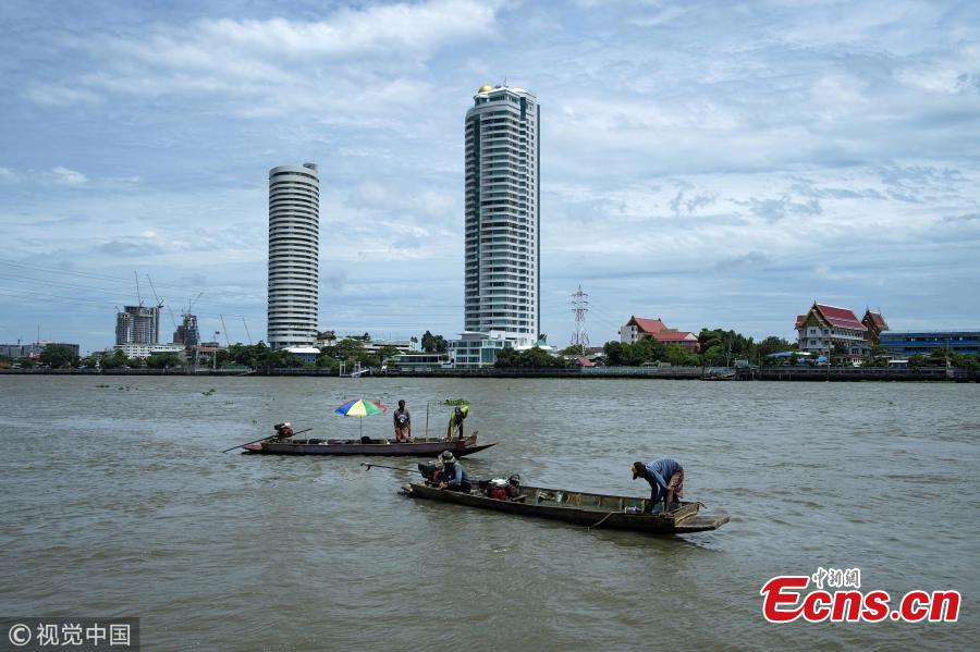 This picture taken on June 12, 2018 shows divers working from their boats as they scour the bottom of Bangkok\'s Chao Phraya river for valuables. There is a small community in Thailand known as \'Indiana Jones\' divers, who brave the inky-black underworld of the trash-filled waterway in search of coins, china, jewelry and scrap metal. (Photo/VCG)