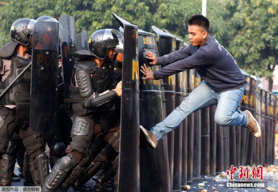 A person acting as a protester kicks policemen during an anti-terror drill ahead of the upcoming Asian Games in Jakarta, Indonesia July 31, 2018. (Photo/Agencies)