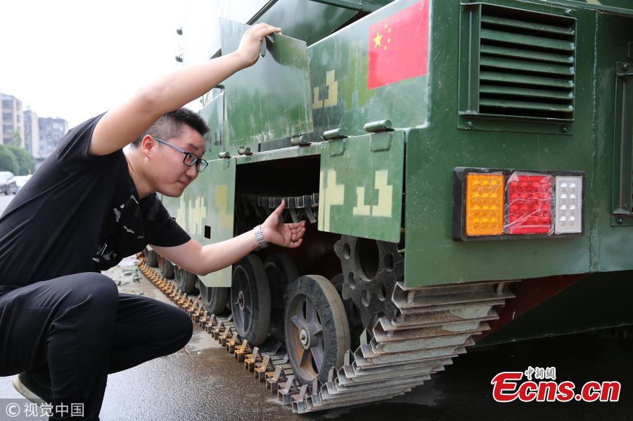 Liu Pan, a military enthusiast, shows his 1:1.5 scale model of a Type 99 main battle tank that he made at home in Xiangyang City, Central China’s Hubei Province, July 30, 2018. Liu said he spent 200,000 yuan ($29,400) building the model over one-and-a-half months. It weighs six tons and has an iron-sheet exterior. It was made using a tank design Liu purchased online. (Photo/VCG)
