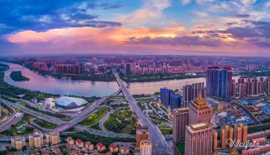 Sun Fuxing, a 1980s photographer from Shenyang, Northeast China\'s Liaoning Province is known as the city\'s recorder. He says every photo expresses his love for his hometown. He hopes to show the lovely Shenyang to more people. (Photo provided to chinadaily.com.cn)