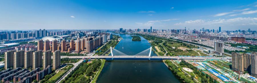 Sun Fuxing, a 1980s photographer from Shenyang, Northeast China\'s Liaoning Province is known as the city\'s recorder. He says every photo expresses his love for his hometown. He hopes to show the lovely Shenyang to more people. (Photo provided to chinadaily.com.cn)