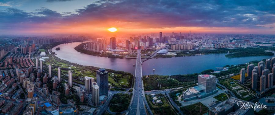 Sun Fuxing, a 1980s photographer from Shenyang, Northeast China\'s Liaoning Province is known as the city\'s recorder. He says every photo expresses his love for his hometown. He hopes to show the lovely Shenyang to more people. (Photo provided to chinadaily.com.cn)