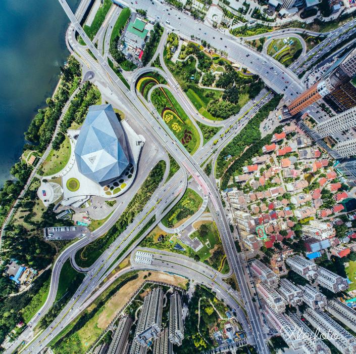 Sun Fuxing, a 1980s photographer from Shenyang, Northeast China\'s Liaoning Province is known as the city\'s recorder. He says every photo expresses his love for his hometown. He hopes to show the lovely Shenyang to more people. (Photo provided to chinadaily.com.cn)