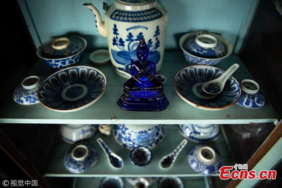 This photo taken on June 12, 2018 shows a Buddha statue and China ceramic set retrieved by divers from the bottom of the Bangkok\'s Chao Phraya river. There is a small community in Thailand known as \'Indiana Jones\' divers, who brave the inky-black underworld of the trash-filled waterway in search of coins, china, jewelry and scrap metal. (Photo/VCG)