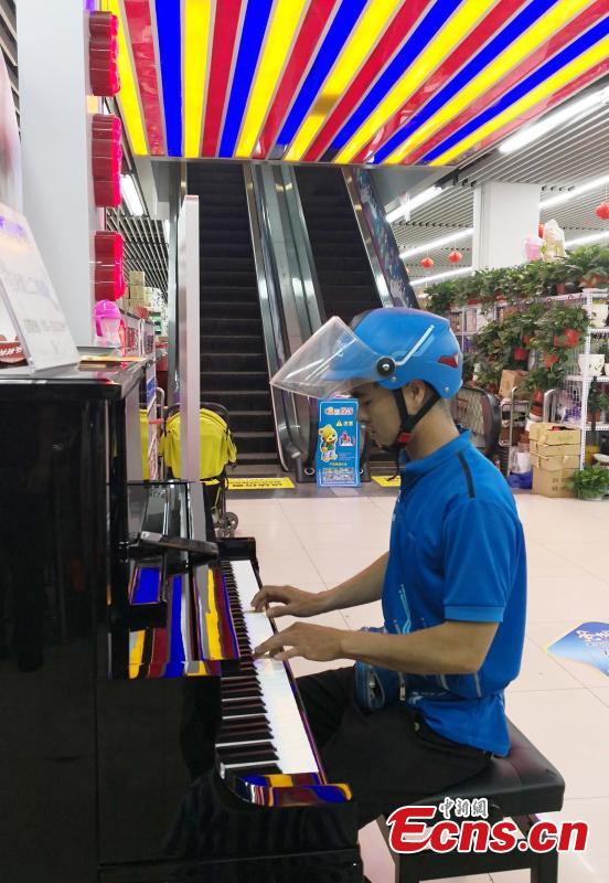 A delivery man, photo by Guo Naidi