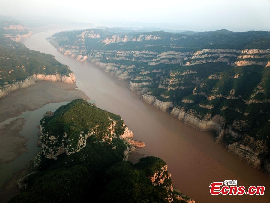 A view of the picturesque Yellow River riverbed near the Xiaolangdi Dam in Jiyuan, Henan Province, Aug. 1, 2018. Falling water and the sand segments in the riverbed form painting-like scenes.(Photo: China News Service/Wang Zhongju)