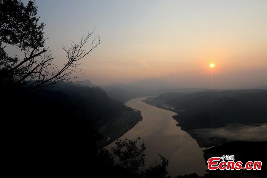A view of the picturesque Yellow River riverbed near the Xiaolangdi Dam in Jiyuan, Henan Province, Aug. 1, 2018. Falling water and the sand segments in the riverbed form painting-like scenes.(Photo: China News Service/Wang Zhongju)