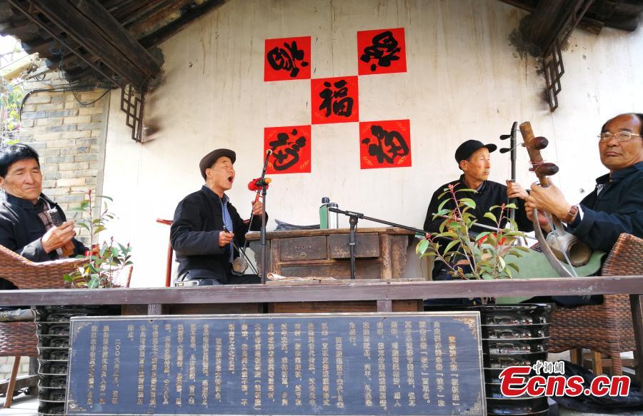 Performance in Yuanjiacun, photo by Yang Yongwei.