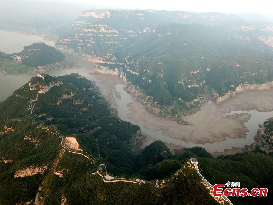 A view of the picturesque Yellow River riverbed near the Xiaolangdi Dam in Jiyuan, Henan Province, Aug. 1, 2018. Falling water and the sand segments in the riverbed form painting-like scenes.(Photo: China News Service/Wang Zhongju)