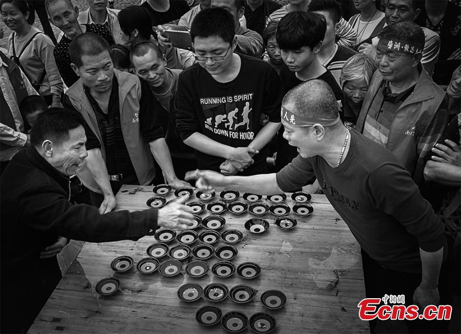 ‘Finger-Guessing Game,’ photo by Zhang Wei