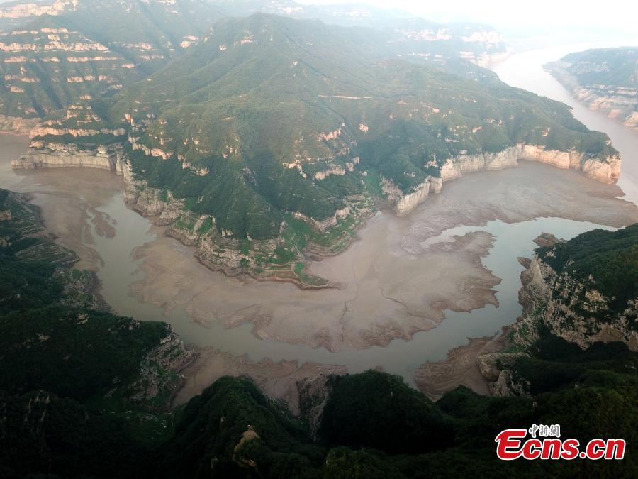 A view of the picturesque Yellow River riverbed near the Xiaolangdi Dam in Jiyuan, Henan Province, Aug. 1, 2018. Falling water and the sand segments in the riverbed form painting-like scenes.(Photo: China News Service/Wang Zhongju)