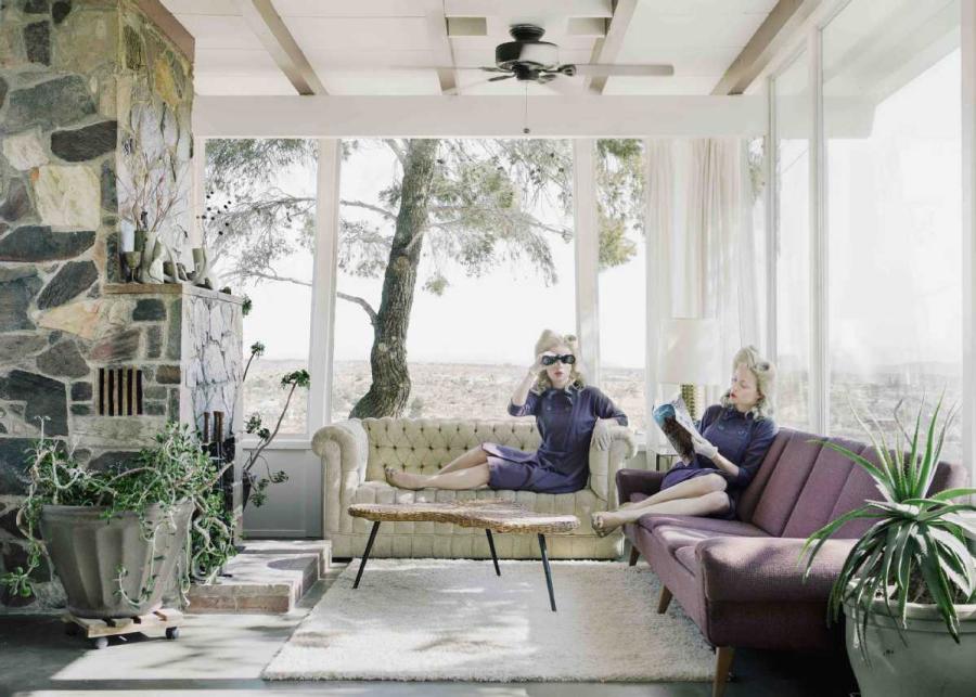 Darlene and Me, The Desert House, Anja Niemi, courtesy of Photo 12 Galerie (Paris, Santa Monica_Shanghai), 2015. (Photo provided to chinadaily.com.cn)
Photofairs Shanghai, an annual international expo dedicated to the latest developments in contemporary photography, will return to the Shanghai Exhibition Center from Sept. 21 to 23.
The new edition boasts a rich program in celebration of the fair’s fifth anniversary. Works will display how artists integrate location-specific installations and video and emerging technologies into photo presentations.
Featured artists at the fair include Valie Export from Australia, Hong Hao from China and Hiroshi Sugimoto from Japan.
Sugimoto will have a special exhibition at the fair dedicated to his works tracing the historic, religious and cultural connections between Japan and Europe.
Video art will be a new addition to this year\'s fair, focusing on subjects that have been explored by artists worldwide and technologies that have breathed new life into their creations.