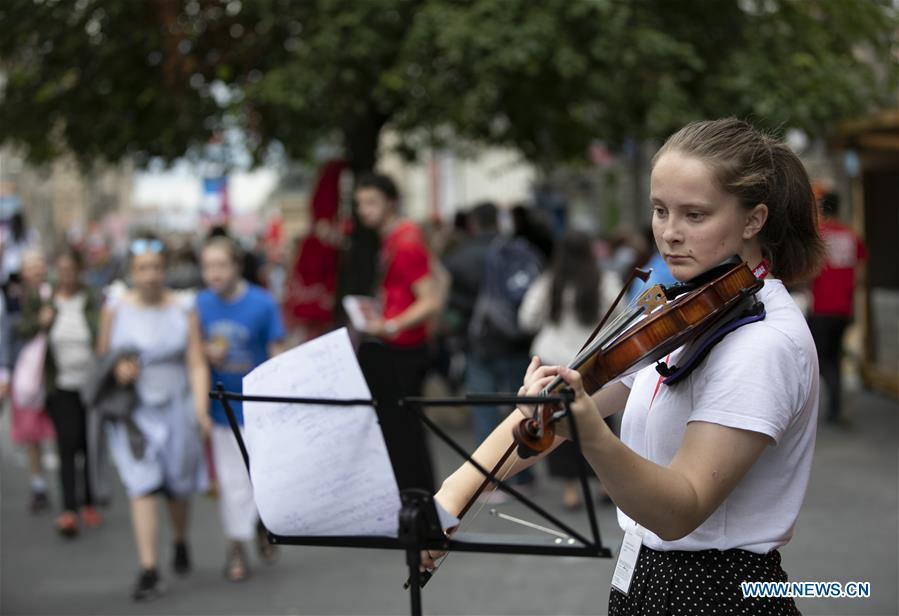 A woman plays violin on the opening day of the Edinburgh Festival Fringe 2018 in Edinburgh, Scotland, Britain on Aug. 3, 2018. (Xinhua/Han Yan)