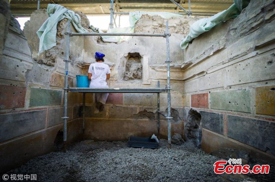An archaeologist at work during excavations in Pompeii, Italy, Aug. 3, 2018. Ongoing excavations have revealed new findings in Regio V at the ancient Roman city of Pompeii that was buried by ash and rock following the volcanic eruption of Mount Vesuvius in 79 AD. During the conservation works new remains were uncovered at a domus (private house), the so-called House of Jupiter (Casa di Giove), that was already partly excavated between the 18th and 19th centuries, with frescoes, objects and traces of everyday life. The domus, believed to belong to a wealthy and educated man, presents decorations in first Roman style (primo stile pompeiano). (Photo/VCG)