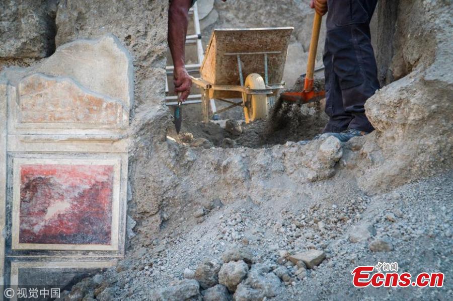 Archaeologists at work during excavations in the Regio V area at the Pompeii archaeological site, near Naples, southern Italy, Aug. 3, 2018. Ongoing excavations have revealed new findings in Regio V at the ancient Roman city of Pompeii that was buried by ash and rock following the volcanic eruption of Mount Vesuvius in 79 AD. During the conservation works new remains were uncovered at a domus (private house), the so-called House of Jupiter (Casa di Giove), that was already partly excavated between the 18th and 19th centuries, with frescoes, objects and traces of everyday life. The domus, believed to belong to a wealthy and educated man, presents decorations in first Roman style (primo stile pompeiano). (Photo/VCG)