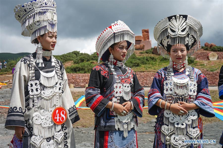 Contestants answer questions during a beauty contest of the torch festival of Yi ethnic group on a grassland in Zhaojue County, southwest China\'s Sichuan Province, Aug. 6, 2018. (Xinhua/Lyu Mingze)