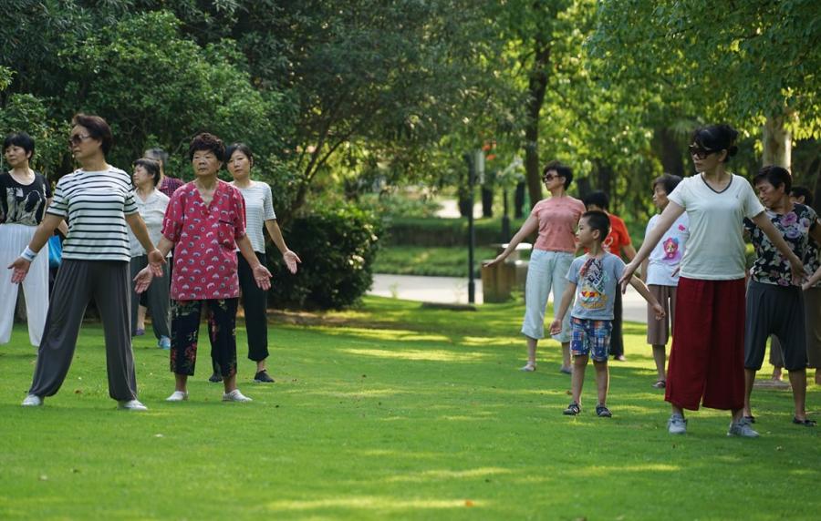 People celebrate National Fitness Day by exercising in Huangxing Park in the Yangpu District, East China\'s Shanghai, on August 8. Since 2009, National Fitness Day is held every year on August 8, and marks the anniversary of the opening ceremony of the 2008 Beijing Olympic Games.  (Photo: Xiang Jun/GT)0
