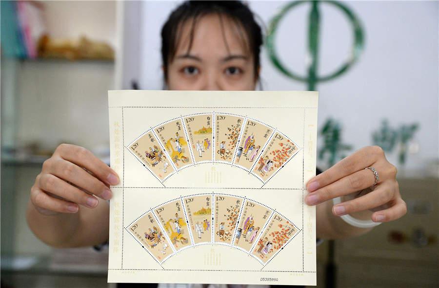 A staff member from the Handan branch of China Post shows the newly issued stamps featuring six solar terms in the autumn. (Photo/Asianewsphoto)
China Post issued a set of special stamps featuring the traditional Chinese solar terms on Aug. 7, which marks the Start of Autumn. The stamp set consists of six stamps that represent six different solar terms in the autumn: Start of Autumn, End of Heat, White Dew, Autumn Equinox, Cold Dew and Frost\'s Descent.
The price for a whole set is 7.2 yuan (around $1.1) and each stamp has a nominal value of 1.2 yuan. The issued stamps portray people and autumn scenes in detail, and highlight the sense of accomplishment and satisfaction in life and labor during the harvest season.