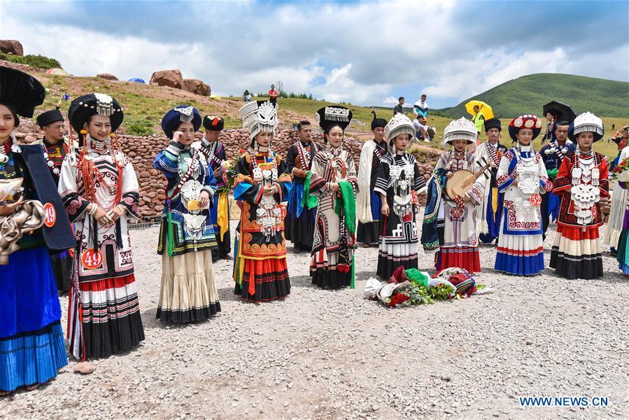Contestants take part in a beauty contest of the torch festival of Yi ethnic group on a grassland in Zhaojue County, southwest China\'s Sichuan Province, Aug. 6, 2018. (Xinhua/Lyu Mingze)