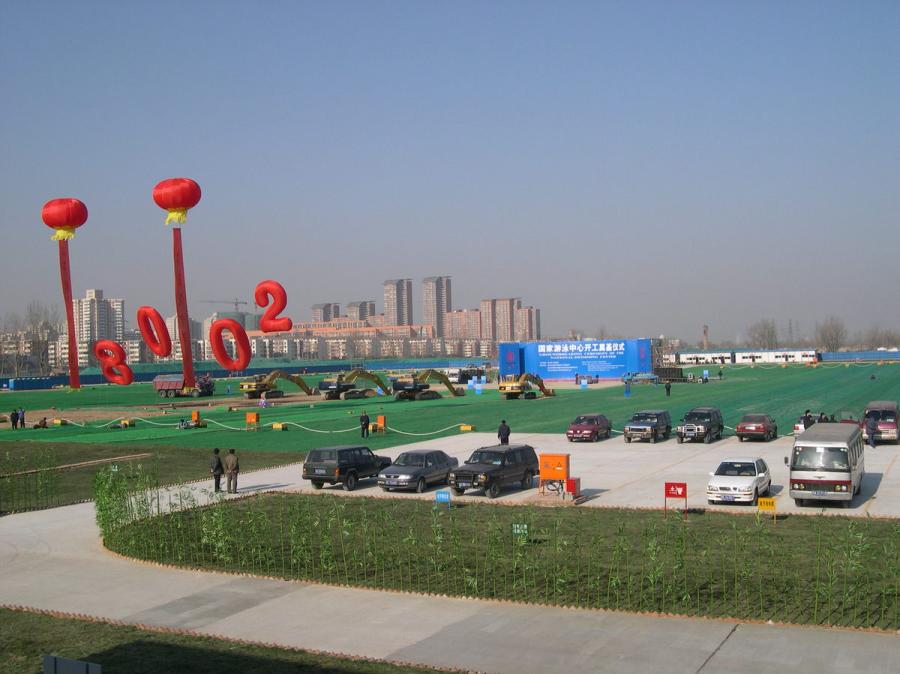 It wears a bare look in the planned Olympic central zone located near the northern section of Beijing\'s Fourth Ring Road in 2003. (Courtesy of Water Cube)
The National Aquatic Center, known as \