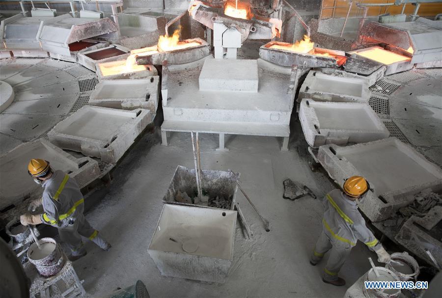 Staff members works at a refining workshop of Tongling Nonferrous Metals Group Holdings Co., Ltd in Tongling City, east China\'s Anhui Province, Aug. 8, 2018. Tongling government takes measures to improve ecological environment and develop green industry along the Yangtze River. (Xinhua/Jin Liwang)