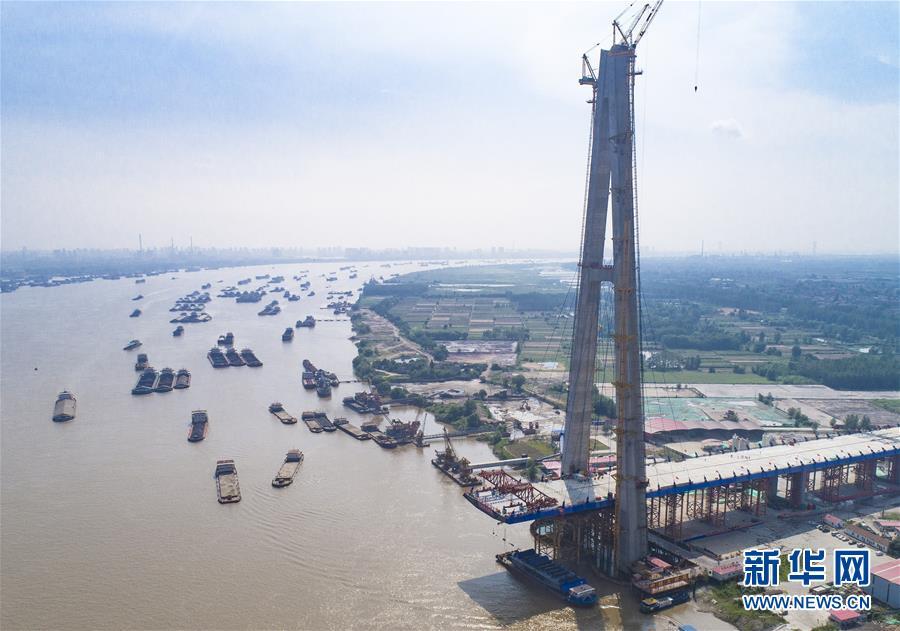 Photo taken on Aug. 8, 2018 shows a nearly 500-ton steel box girder has been installed on the Qingshan Yangtze River Bridge under construction in Wuhan City, Hubei Province. It marked a milestone in building the bridge’s main span. (Photo/Xinhua)
