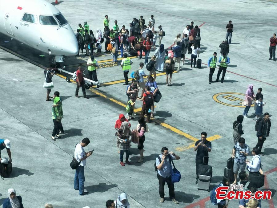 Passengers are evacuated to open space at Lombok International Airport in Indonesia, Aug. 9, 2018, after a 6.1-magnittude earthquake struck Lombok Island. (Photo: China News Service/Lin Yongchuan)