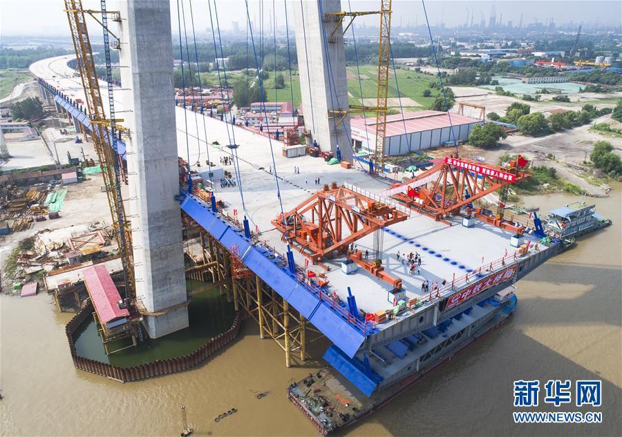 Photo taken on Aug. 8, 2018 shows a nearly 500-ton steel box girder has been installed on the Qingshan Yangtze River Bridge under construction in Wuhan City, Hubei Province. It marked a milestone in building the bridge’s main span. (Photo/Xinhua)