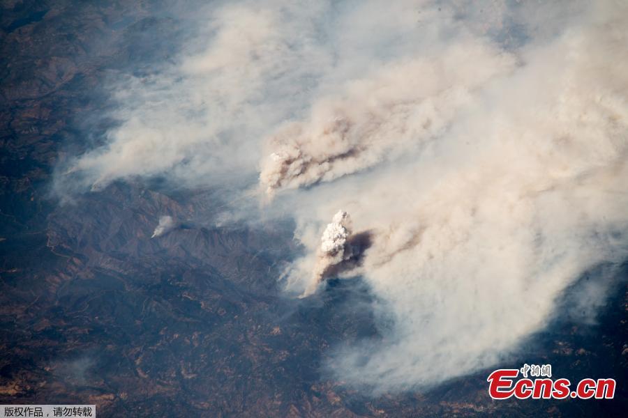 European Space Agency astronaut Alexander Gerst posted this view of the California wildfires, as seen from the International Space Station (ISS), on Twitter on Aug. 3, 2018. “California burning. These fires are frightening to watch, even from space,” said Alexander Gurst in a tweet. One of the 17 major fires in California, dubbed the Mendocino Complex, became the biggest in state history on Aug. 7, eclipsing a previous record set only eight months ago, as hot, windy conditions fanned the blazes in what Governor Jerry Brown has called a “new normal.” The Mendocino Complex, made up of two fires, grew to nearly 300,000 acres (117,700 hectares) - almost the size of Los Angeles - and was expected to burn for the rest of the month, the California Department of Forestry and Fire Protection (Cal Fire) said. (Photo/Agencies)
