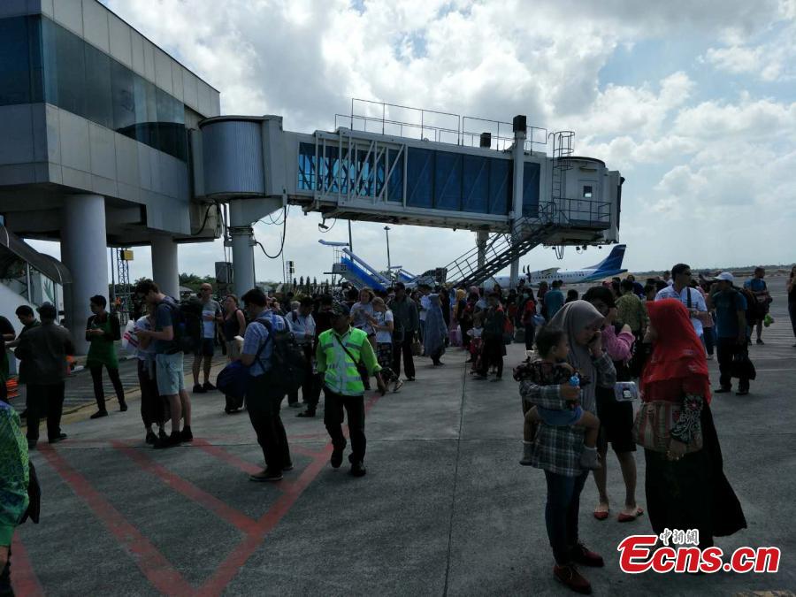 Passengers are evacuated to open space at Lombok International Airport in Indonesia, Aug. 9, 2018, after a 6.1-magnittude earthquake struck Lombok Island. (Photo: China News Service/Lin Yongchuan)
