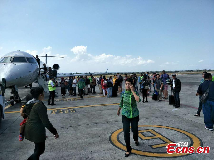 Passengers are evacuated to open space at Lombok International Airport in Indonesia, Aug. 9, 2018, after a 6.1-magnittude earthquake struck Lombok Island. (Photo: China News Service/Lin Yongchuan)