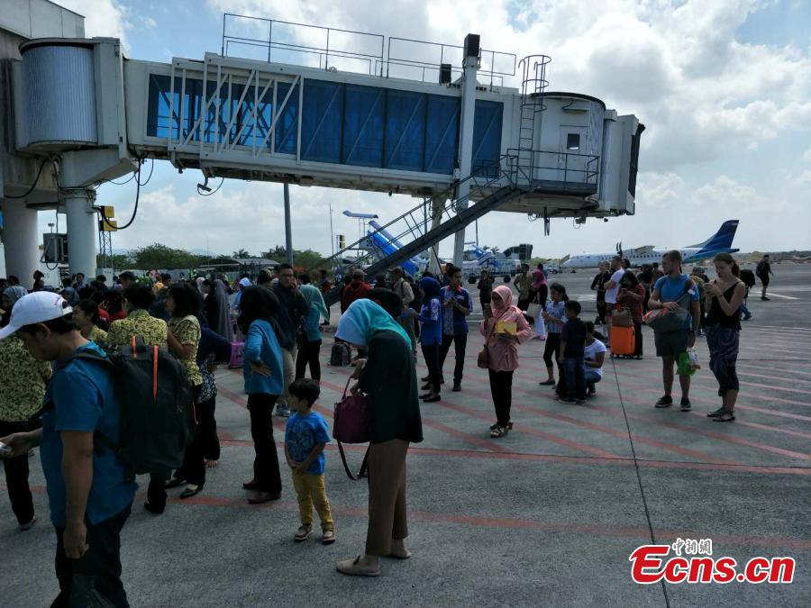 Passengers are evacuated to open space at Lombok International Airport in Indonesia, Aug. 9, 2018, after a 6.1-magnittude earthquake struck Lombok Island. (Photo: China News Service/Lin Yongchuan)
