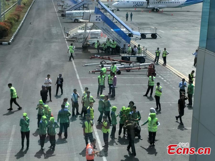 Passengers are evacuated to open space at Lombok International Airport in Indonesia, Aug. 9, 2018, after a 6.1-magnittude earthquake struck Lombok Island. (Photo: China News Service/Lin Yongchuan)