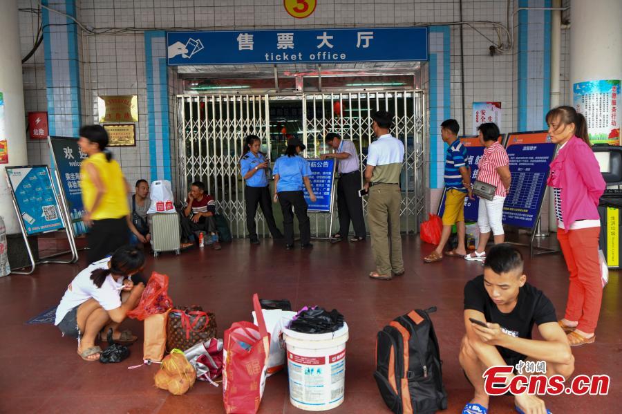 Photo taken on Aug. 10, 2018 shows ferry service across Qiongzhou Strait fully suspended due to strong winds in Qionghai City, Hainan Province. Winds in the strait between Guangdong and the island province of Hainan are forecast to hit 90 km/h. (Photo: China News Service/Luo Yunfei)