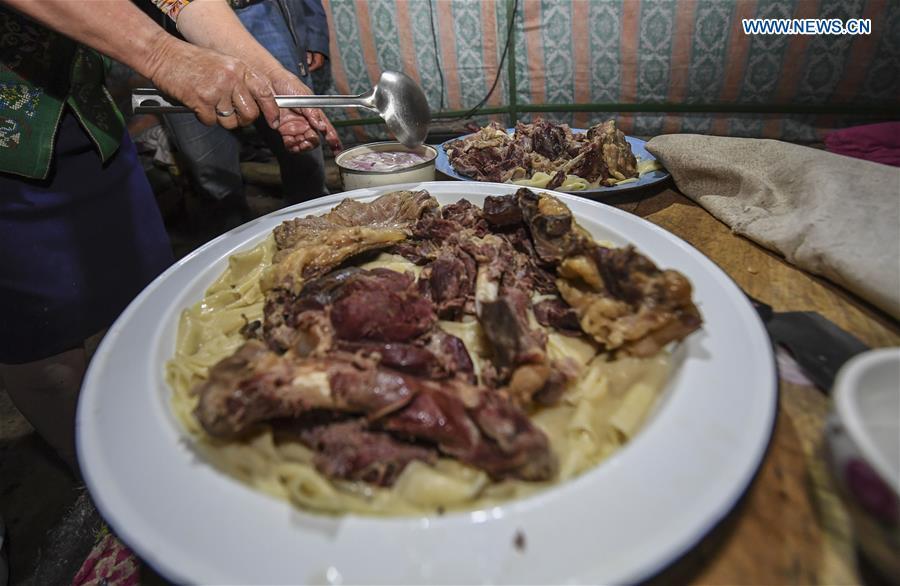A herdman makes local dish of lamb and noddles in Tacheng, northwest China\'s Xinjiang Uygur Autonomous Region, June 23, 2018. (Xinhua/Hu Huhu)