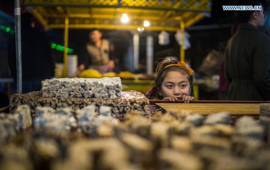 Photo taken on Nov. 4, 2017 shows sesame candy, a kind of snack, at a night market in Bachu County, northwest China\'s Xinjiang Uygur Autonomous Region. (Xinhua/Jiang Wenyao)