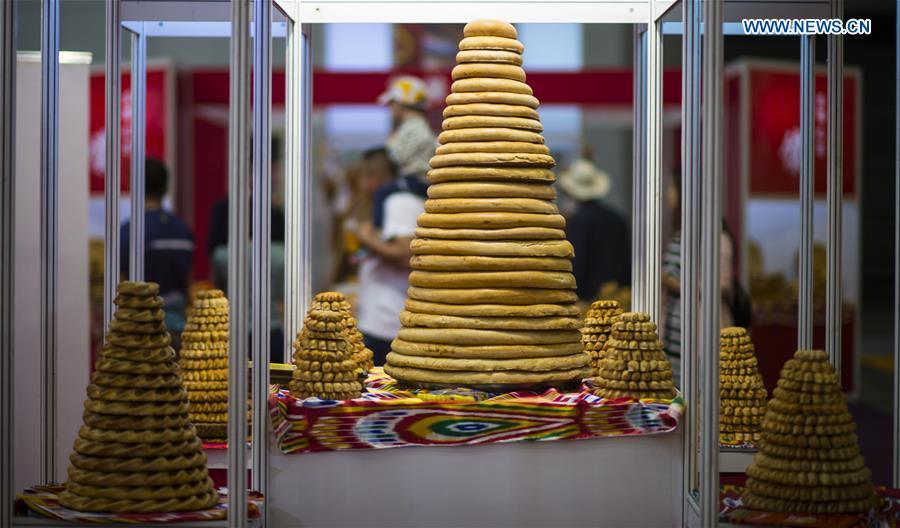 Photo taken on May 22, 2017 shows dishes of Nang, a kind of crusty cake, displayed at an international food expo in Urumqi, northwest China\'s Xinjiang Uygur Autonomous Region. (Xinhua/Jiang Wenyao)