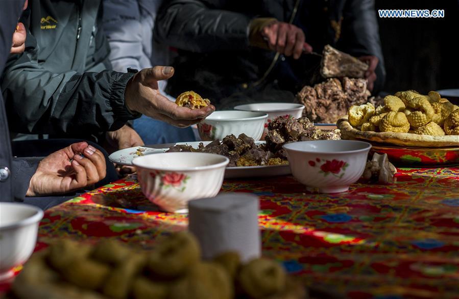 Guests enjoy pilaf at a wedding in Tajik Autonomous County of Taxkorgan, northwest China\'s Xinjiang Uygur Autonomous Region, Nov. 12, 2017. (Xinhua/Hu Huhu)