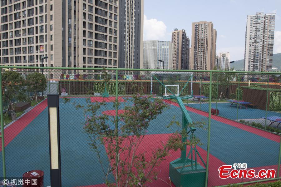A sports facility built on top of a shopping mall in Chongqing, Aug. 9, 2018. The 17,000 sqm area includes four table tennis courts, three badminton courts, one standard basketball court and running tracks, all available to the public free of charge. (Photo/VCG)