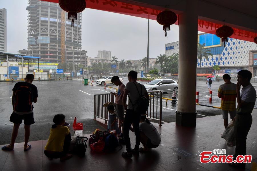 Photo taken on Aug. 10, 2018 shows ferry service across Qiongzhou Strait fully suspended due to strong winds in Qionghai City, Hainan Province. Winds in the strait between Guangdong and the island province of Hainan are forecast to hit 90 km/h. (Photo: China News Service/Luo Yunfei)