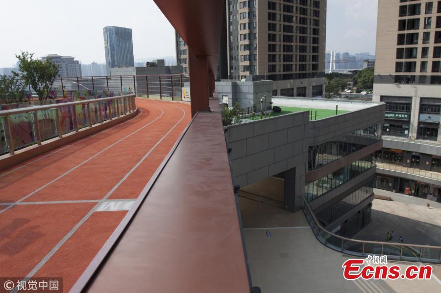 A sports facility built on top of a shopping mall in Chongqing, Aug. 9, 2018. The 17,000 sqm area includes four table tennis courts, three badminton courts, one standard basketball court and running tracks, all available to the public free of charge. (Photo/VCG)