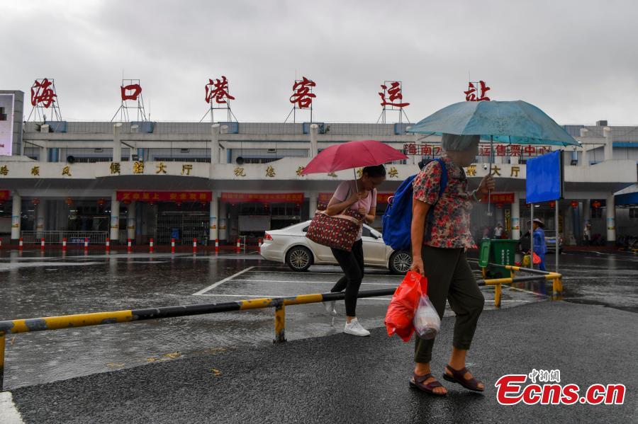 Photo taken on Aug. 10, 2018 shows ferry service across Qiongzhou Strait fully suspended due to strong winds in Qionghai City, Hainan Province. Winds in the strait between Guangdong and the island province of Hainan are forecast to hit 90 km/h. (Photo: China News Service/Luo Yunfei)