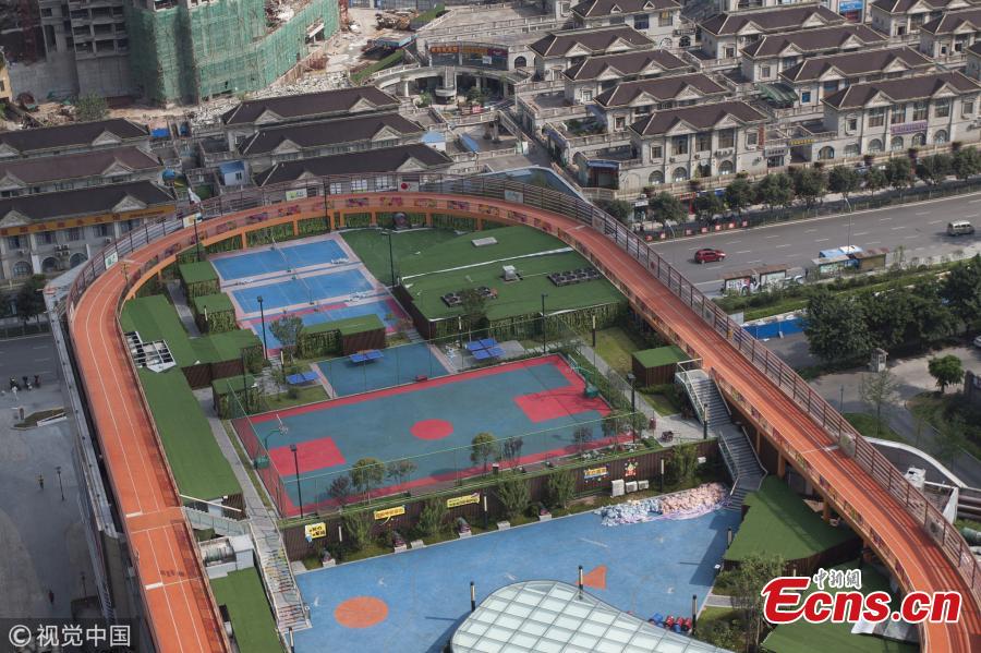 A sports facility built on top of a shopping mall in Chongqing, Aug. 9, 2018. The 17,000 sqm area includes four table tennis courts, three badminton courts, one standard basketball court and running tracks, all available to the public free of charge. (Photo/VCG)