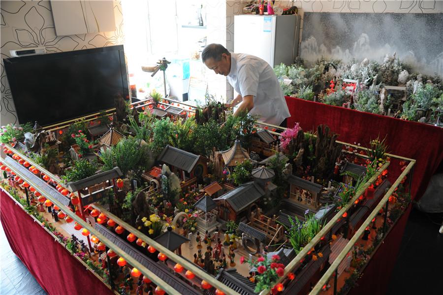 Liu Zhenyuan works on his artwork. (Photo by Zhang Qingyun/for or chinadaily.com.cn)