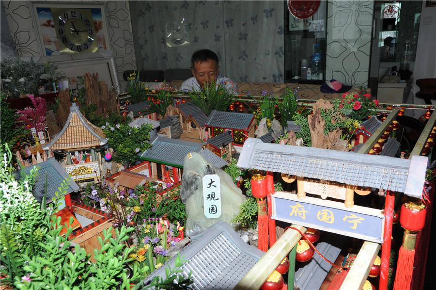 Liu Zhenyuan works on his artwork. (Photo by Zhang Qingyun/for or chinadaily.com.cn)
